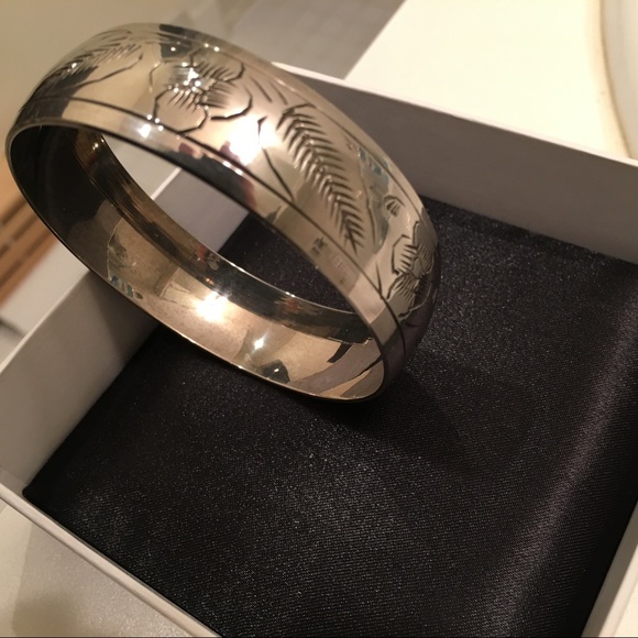 SILVER TONED BANGLE BRACELT - Picture 6 of 7